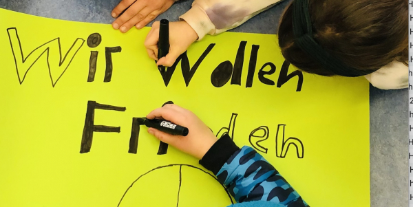 Friedenskette der Schüler*innen - ein Zeichen gegen den Krieg | IGS-Süd &amp; Carl-Schurz-Schule